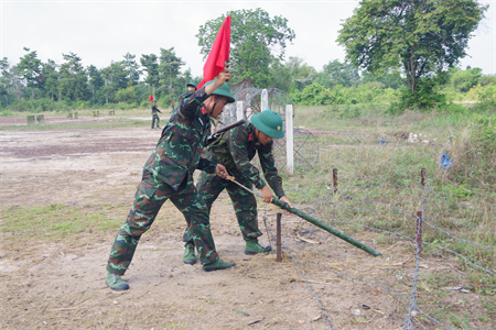Kiểm tra huấn luyện chuyên ngành Công binh tại Sư đoàn 5