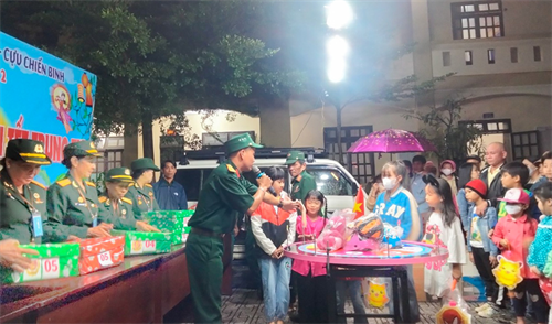 Tặng quà và học bổng cho thiếu nhi huyện Đơn Dương, tỉnh Lâm Đồng