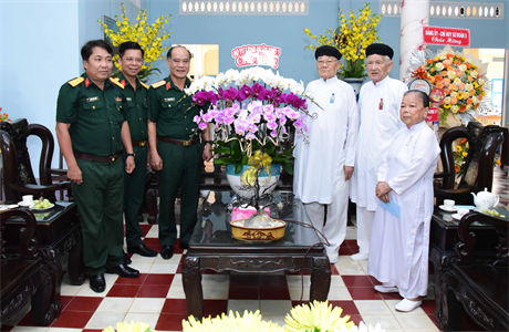 Quân khu 7 chúc mừng Hội thánh Cao Đài Tòa thánh Tây Ninh nhân dịp Hội Yến Diêu Trì Cung