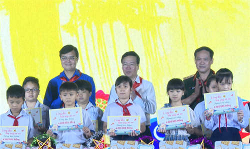 Chủ tịch nước Võ Văn Thưởng dự chương trình Đêm hội trăng rằm “Lồng đèn thắp sáng ước mơ”