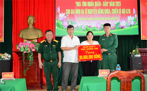 Cục Chính trị Quân khu trao kinh phí xây nhà “Tình nghĩa quân-dân” tặng gia đình chiến sĩ khó khăn