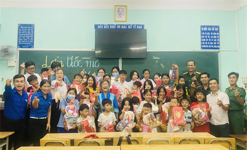 Chi đoàn Đội K70 tặng quà Trung thu các trẻ em học sinh có hoàn cảnh khó khăn
