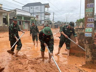 LLVT thành phố Phan Thiết giúp Nhân dân khắc phục hậu quả mưa lớn