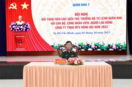 Chính ủy Quân khu đối thoại dân chủ với cán bộ, công nhân viên, người lao động Công ty Đông Hải