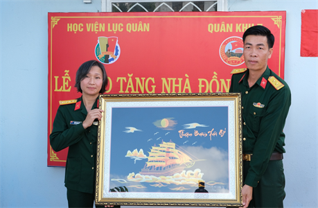 Học viện Lục quân tặng nhà đồng đội cho quân nhân