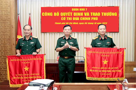 Cục Chính trị Quân khu và Sư đoàn 302 được tặng Cờ thi đua của Chính phủ