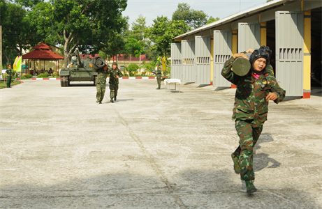 Lính xe tăng đua tài