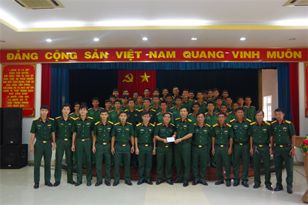 Lữ đoàn 23 thăm, động viên đội bóng đá, bóng chuyền Quân khu