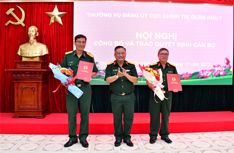 Thường vụ Đảng ủy Cục Chính trị Quân khu 7 công bố và trao quyết định cán bộ