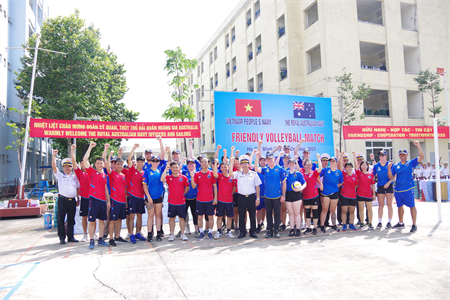 Tàu Hải quân Hoàng gia Australia giao lưu thể thao với Trường Cao đẳng Kỹ thuật Hải quân