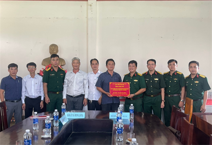 Cụm thi đua 10 – Bộ Tư lệnh TPHCM trao kinh phí hỗ trợ xây dựng nông thôn mới