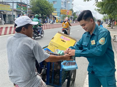 Chi đoàn Quân sự Quận 7 tặng “phần ăn miễn phí” cho người dân khó khăn