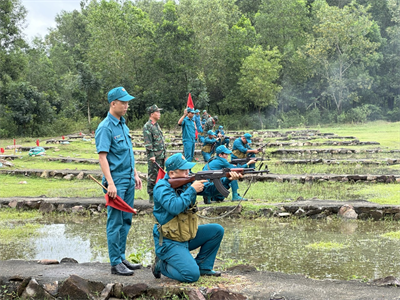 Ban CHQS Thị xã Chơn Thành kiểm tra bắn đạn thật cho dân quân tự vệ