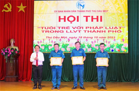 Hội thi tuổi trẻ với pháp luật LLVT thành phố Thủ Dầu Một