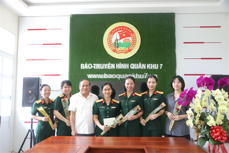 Thủ trưởng Cục Chính trị Quân khu chúc mừng Chi hội Phụ nữ Báo Quân khu nhân ngày Phụ nữ Việt Nam