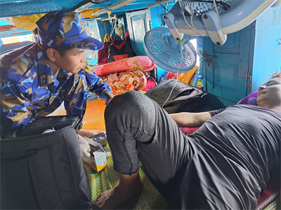 Tàu Lữ đoàn 125 cấp cứu thành công ngư dân