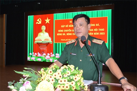 Tư lệnh Quân khu gặp gỡ, nắm tình hình đội bóng đá, bóng chuyền LLVT Quân khu