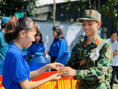 Ly nước mát trên đường hành quân