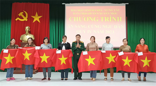 Lãnh đạo huyện Xuyên Mộc ăn sáng cùng ngư dân