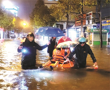 Dân quân xung kích trong mùa mưa bão