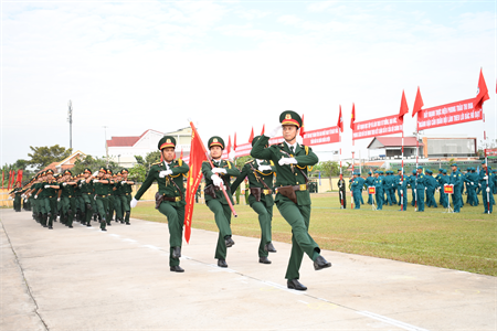 Điều kiện nghỉ hưu của sĩ quan, quân nhân chuyên nghiệp, công nhân và viên chức quốc phòng như thế nào?