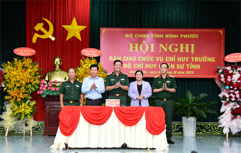 Bàn giao chức vụ Chỉ huy trưởng Bộ Chỉ huy Quân sự tỉnh Bình Phước