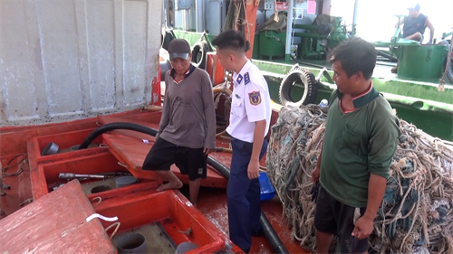Cảnh sát biển bắt giữ tàu chở 90.000 lít dầu DO không rõ nguồn gốc