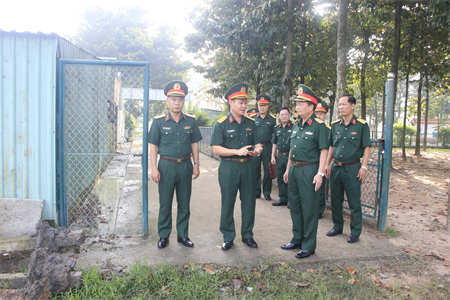 Chính ủy Quân khu kiểm tra Trường Quân sự Quân khu