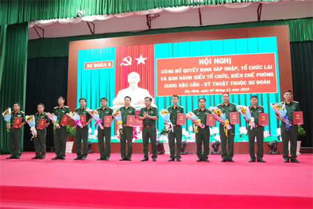 Công bố quyết định sáp nhập, điểu chỉnh tổ chức phòng (ban) Hậu cần - Kỹ thuật Sư đoàn 5