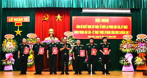 Lữ đoàn 25 công bố quyết định sáp nhập, tổ chức lại Phòng Hậu cần và Phòng Kỹ thuật thành Phòng Hậu cần - Kỹ thuật