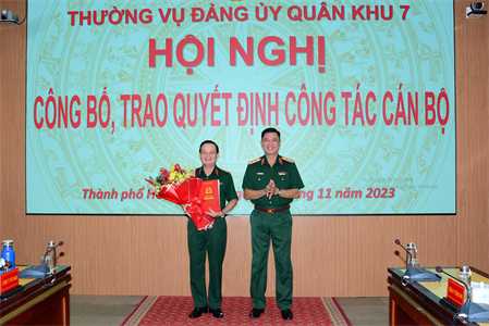 Trao quyết định kéo dài thời gian giữ chức vụ Chính ủy Quân khu 7