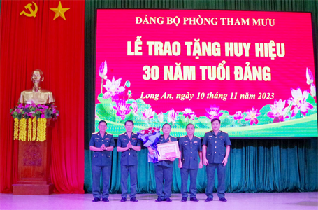 Đảng bộ Phòng Tham mưu, Đảng bộ QS tỉnh Long An trao huy hiệu 30 năm tuổi Đảng cho Đại tá Trần Đình Hưng