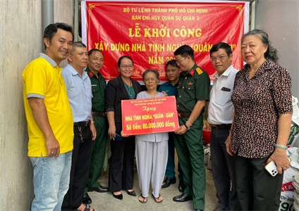 LLVT Quận 3 trao tặng kinh phí xây dựng “Nhà tình nghĩa quân – dân”