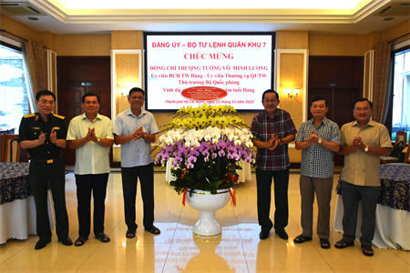 Đảng ủy, Bộ Tư lệnh Quân khu chúc mừng đồng chí Thượng tướng Võ Minh Lương vinh dự nhận Huy hiệu 40 năm tuổi Đảng