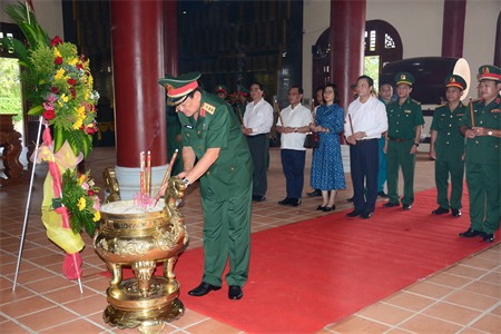 Thượng tướng Võ Minh Lương dâng hương tại Đền thờ liệt sĩ Di tich lịch sử quốc gia khu vực Đồn Long Khốt