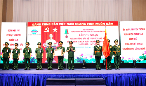Công ty TECAPRO đón nhận Huân chương Bảo vệ Tổ quốc hạng Nhất