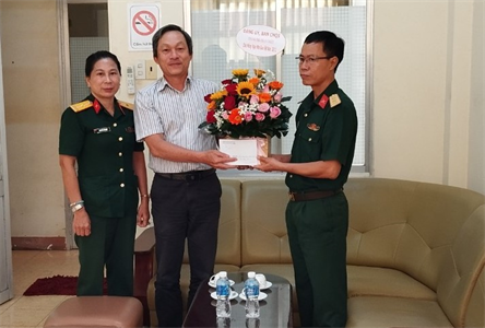 Ban CHQS thành phố Phan Thiết thăm, chúc mừng các cơ sở giáo dục
