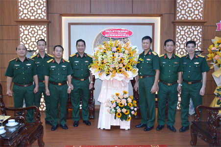 Quân khu thăm, chúc mừng Trường Sĩ quan kỹ thuật quân sự nhân ngày Nhà giáo Việt Nam 20/11