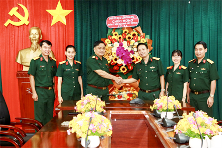 Đại tá Trần Đức Thắng, Phó Chủ nhiệm Chính trị Quân khu thăm, chúc mừng Ngày Nhà giáo Việt Nam