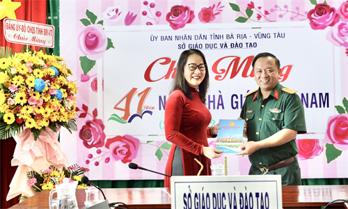 Bộ CHQS tỉnh BR-VT thăm, chúc mừng Ngày Nhà giáo Việt Nam