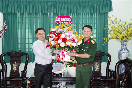 Bộ CHQS tỉnh Long An thăm, chúc mừng Ngày Nhà giáo Việt Nam 20/11