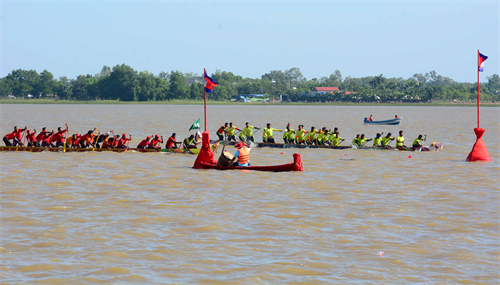 Thiếu tướng Đặng Văn Hùng dự Lễ hội đua ghe ngo tại tỉnh Svây Riêng, Vương quốc Campuchia
