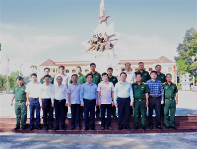 Đồng chí Nguyễn Trọng Nghĩa, Bí thư Trung ương Đảng, Trưởng Ban Tuyên giáo Trung ương thăm Sư đoàn 5