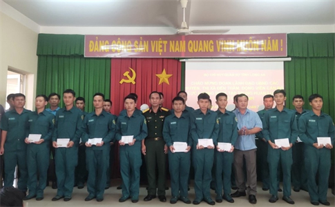 Huyện Vĩnh Hưng thăm, động viên dân quân thường trực huấn luyện nâng cao luân phiên tập trung