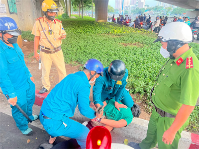 Dân quân Phường 15, Quận 8 truy bắt đối tượng đốt nhà, giết người
