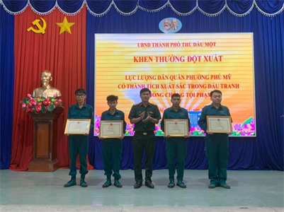Thành phố Thủ Dầu Một: 4 chiến sĩ dân quân được khen thưởng đột xuất
