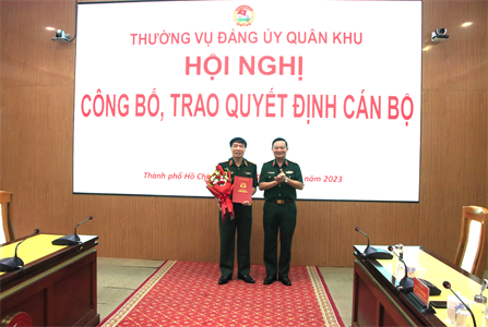 Trao quyết định nâng lương cấp tướng cho Thiếu tướng Nguyễn Văn Hiệu