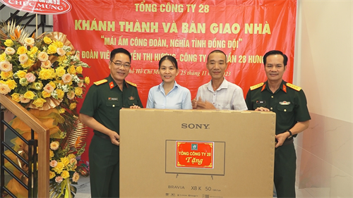 Công ty 28 Hưng Phú tặng nhà mái ấm công đoàn