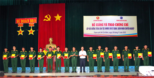 50 sĩ quan, quân nhân chuyên nghiệp Sư đoàn 9 nhận chứng chỉ tiếng Khmer