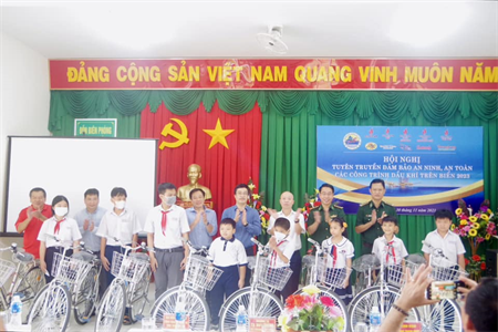 Bộ đội Biên phòng tỉnh Bình Thuận tuyên truyền bảo đảm an ninh, an toàn công trình dầu khí